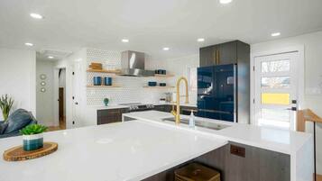Frigorífico, microondas, horno y placa de cocina