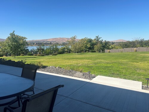Romanic Getaway! River Front Property with View of the Columbia River