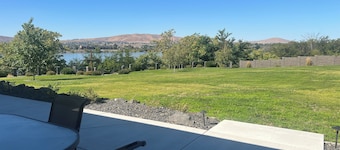Romanic Getaway! River Front Property with View of the Columbia River