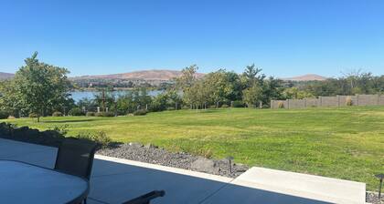 Romanic Getaway! River Front Property with View of the Columbia River