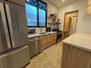 Geladeira, fogão, cooktop, lava-louças
