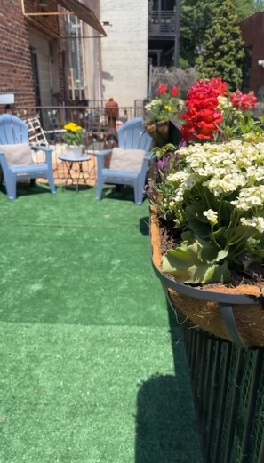 Property grounds - Midcentury Modern loft in Castleberry Hill with patio, parking & sleek updates. (Atlanta)