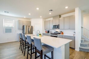 Fridge, microwave, oven, stovetop - Modern Cozy Vegas Home-5bd 3ba (Enterprise)