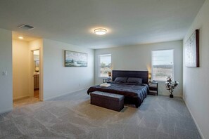 5 bedrooms, WiFi, bed sheets - Modern Cozy Vegas Home-5bd 3ba (Enterprise)