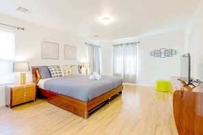 4 bedrooms, iron/ironing board, WiFi, bed sheets
