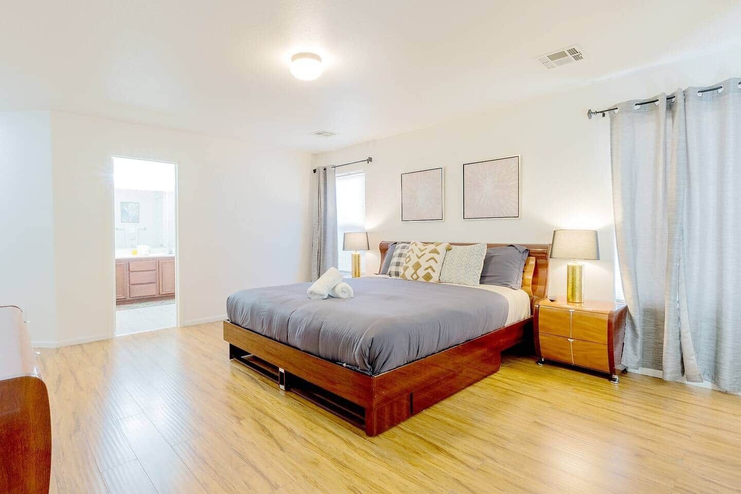 4 bedrooms, iron/ironing board, WiFi, bed sheets