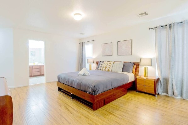 4 bedrooms, iron/ironing board, WiFi, bed sheets