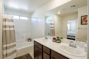 Séchoir à cheveux, serviettes fournies, savon, shampooing