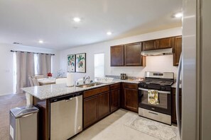 Réfrigérateur, four à micro-ondes, un four, surface de cuisson