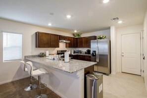 冷蔵庫、電子レンジ、オーブン、コンロ