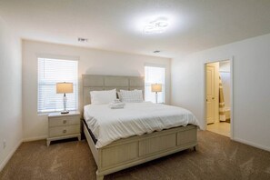 3 室のベッドルーム、アイロン / アイロン台、WiFi (無料)、ベッドシーツ