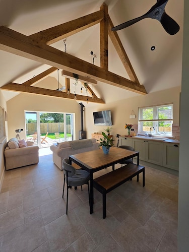 Vine Cottage - Luxury Eco Retreat with Wood-Fired Hot Tub