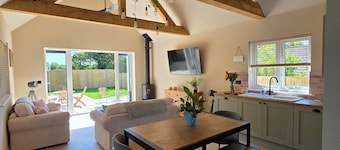 Vine Cottage - Luxury Eco Retreat with Wood-Fired Hot Tub