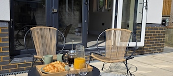 Luxury Eco Cottage with Garden & EV Charger in East Sussex