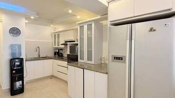 Jääkaappi, mikroaaltouuni, uuni, liesi