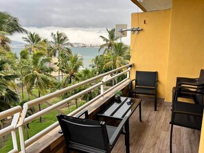 Terrace/patio - Premium Lecheria | Oceanfront, Pool, and Relaxation (Lecheria)
