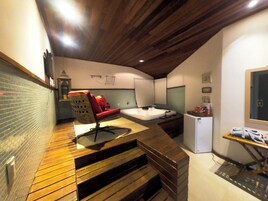 Suite monolocale Deluxe, balcone, vista giardino | Tende oscuranti, ferro/asse da stiro, Wi-Fi gratuito