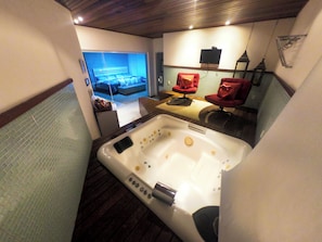 Studio Suite Deluxe, ban công, quang cảnh vườn | Màn/rèm cản sáng, bàn ủi/dụng cụ ủi quần áo