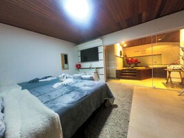 Suite estudio Deluxe, balcón, vistas al jardín | Cortinas opacas, tabla de planchar con plancha, wifi gratis