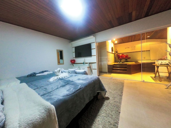 Studio Suite Deluxe, ban công, quang cảnh vườn | Màn/rèm cản sáng, bàn ủi/dụng cụ ủi quần áo