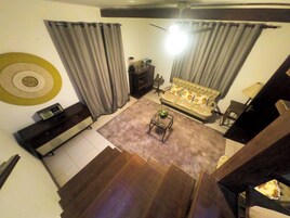 Suite monolocale Deluxe, balcone, vista giardino | Tende oscuranti, ferro/asse da stiro, Wi-Fi gratuito