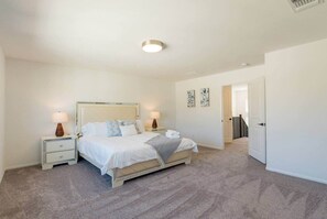 5 bedrooms, iron/ironing board, WiFi, bed sheets - New Modern LUX Home 5BR Sofa Bed (Spring Valley)