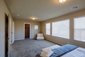5 bedrooms, iron/ironing board, WiFi, bed sheets