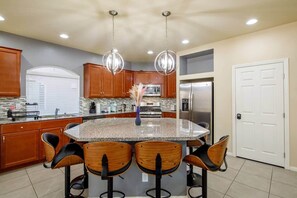 Refrigerador, microondas, placa de cocina, lavavajillas