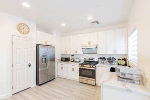 Fridge, microwave, stovetop, dishwasher - Vegas Small Warm Homestay 3 BR (Spring Valley)