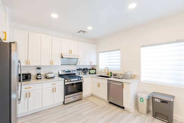Fridge, microwave, stovetop, dishwasher