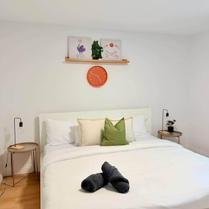 5 bedrooms, iron/ironing board, WiFi, bed sheets