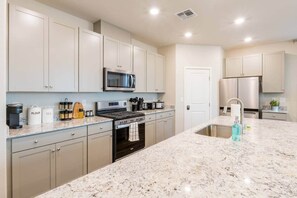 冷蔵庫、電子レンジ、オーブン、コンロ