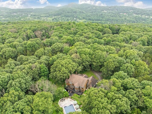Luxury 9BR Retreat w/Pool & Hot Tub