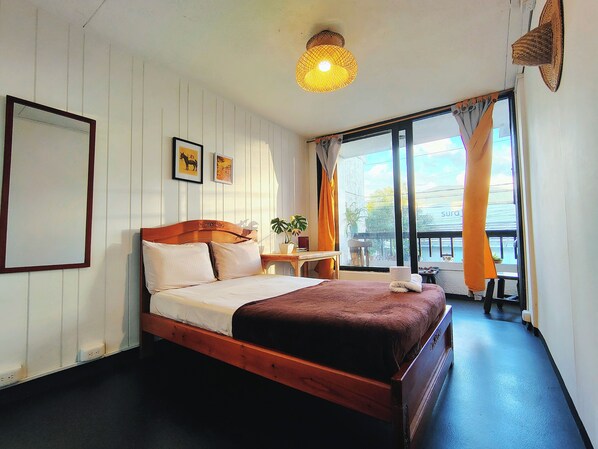 Economy Double Room, Balcony, City View | Meja, ruang kerja komputer riba
