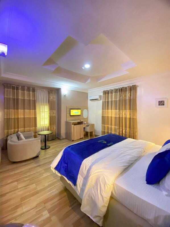 Escritorio, espacio para trabajar con laptop y wifi gratis