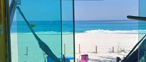 على الشاطئ، كراسي للتشمس