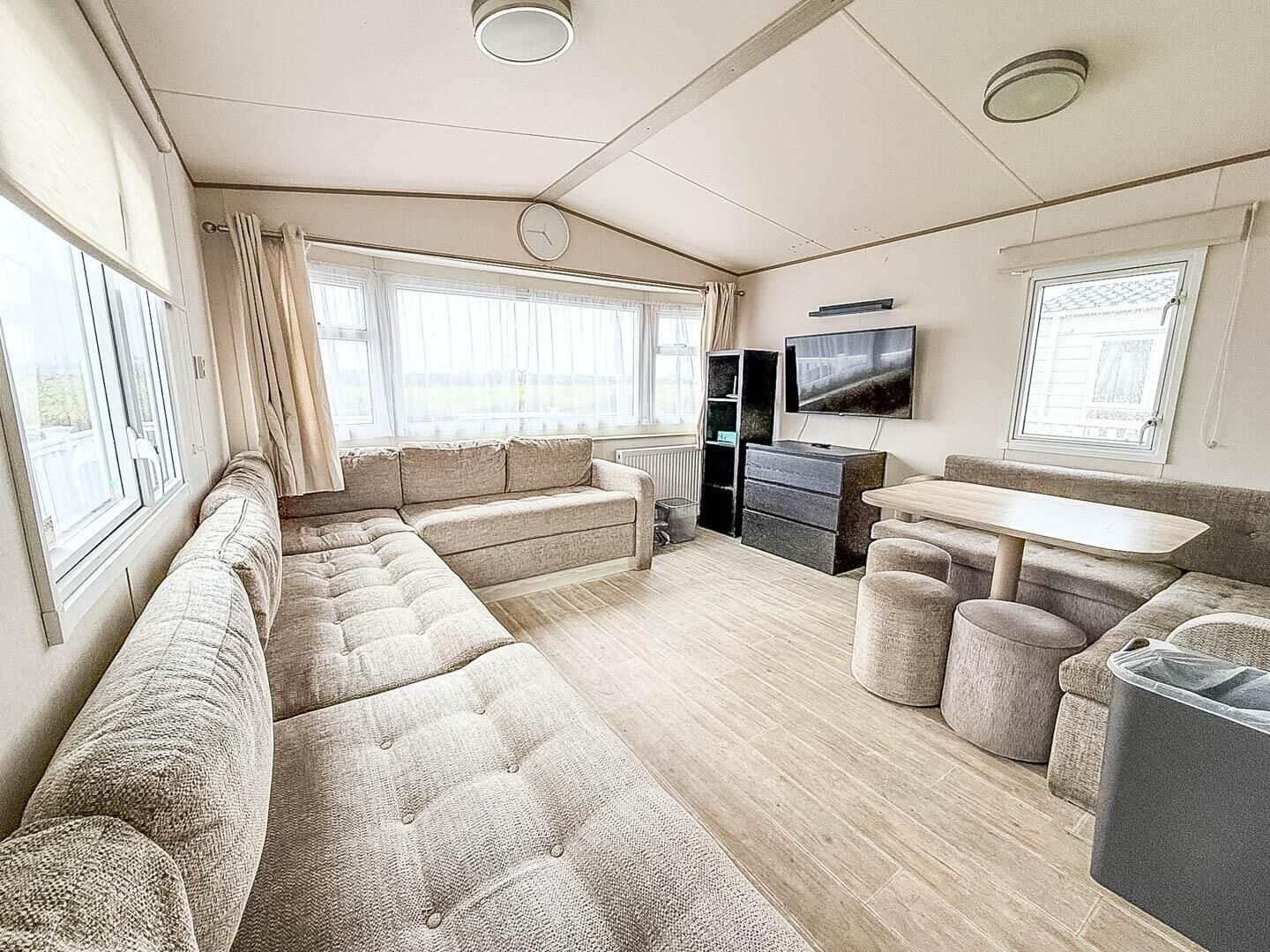 Stunning Caravan With Wifi & Decking At St Osyth Beach In Essex Ref 28007sv - Clacton-on-Sea