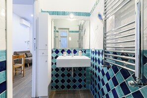 Dusche, Haartrockner, Bidet, Handtücher
