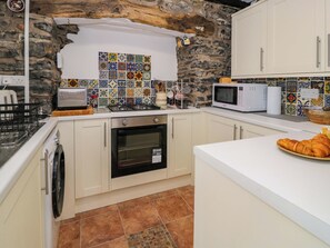 Cookware/dishes/utensils - Bryn Dwr (Llangollen)