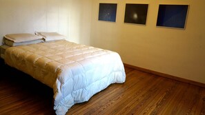 3 habitaciones, tabla de planchar con plancha, wifi y ropa de cama 