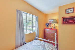 2 bedrooms, iron/ironing board, Internet, bed sheets