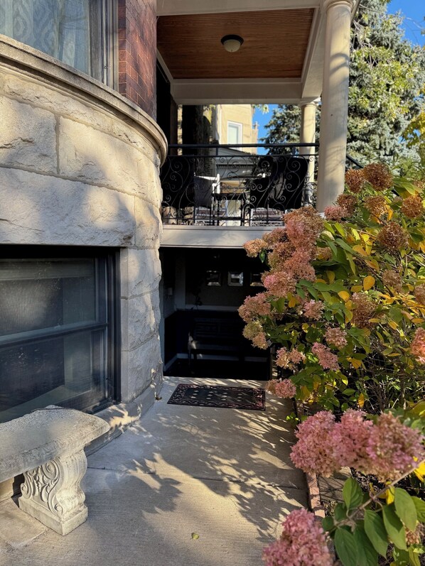 Exterior detail - Andersonville 2BR, 1.5 Bath fully furnished Apartment, Steps to Transit & Shops (Chicago)