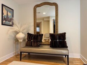 TV - Andersonville 2BR, 1.5 Bath fully furnished Apartment, Steps to Transit & Shops (Chicago)