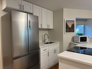 Microwave, oven, stovetop - Andersonville 2BR, 1.5 Bath fully furnished Apartment, Steps to Transit & Shops (Chicago)