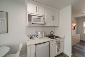 Refrigerador, microondas, cafetera y tetera y utensilios de cocina 