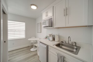Refrigerador, microondas, cafetera y tetera y utensilios de cocina 