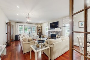 TV, fireplace, DVD player, books
