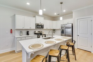 Fridge, microwave, stovetop, dishwasher
