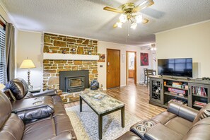 TV, fireplace - 1/2 Mi to DeSoto Lake: Hot Springs Village Home (Hot Springs)