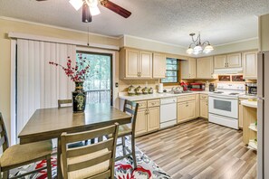 Fridge, microwave, stovetop, dishwasher - 1/2 Mi to DeSoto Lake: Hot Springs Village Home (Hot Springs)